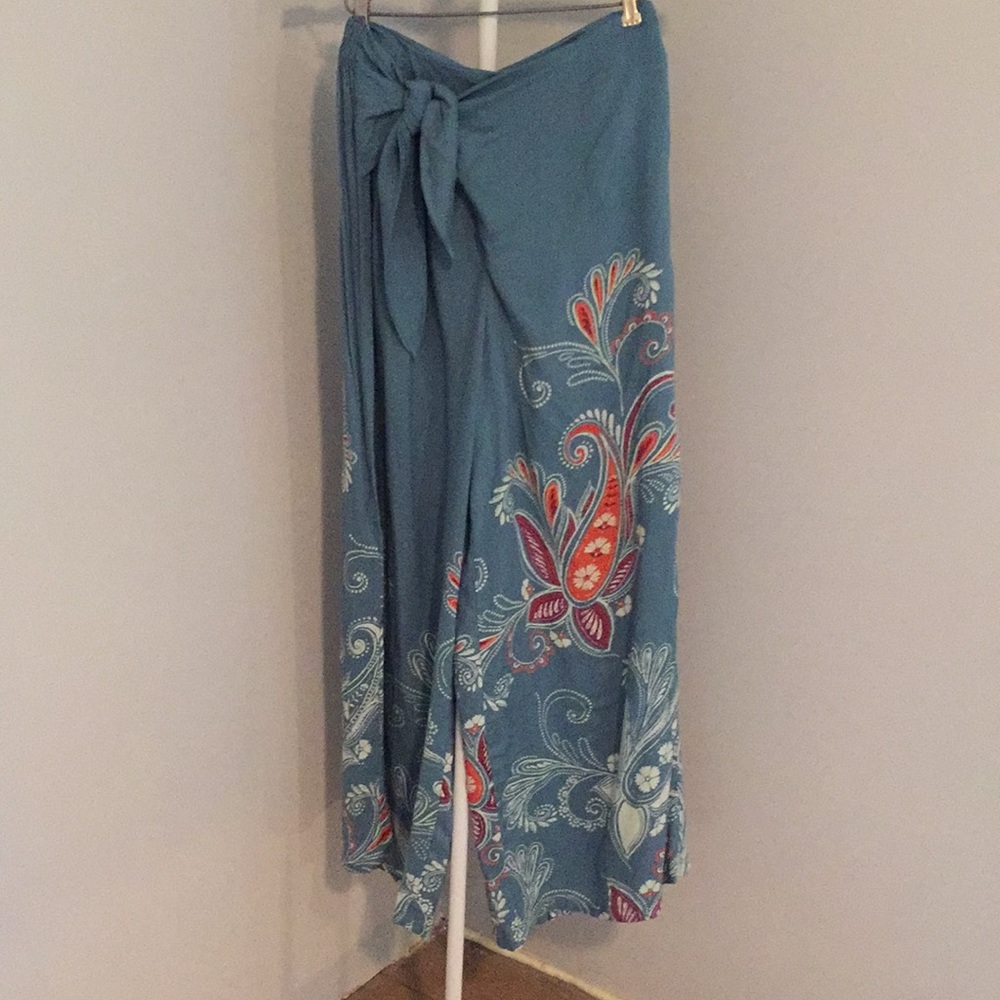 NWT Wide leg pants with built in tie at waist